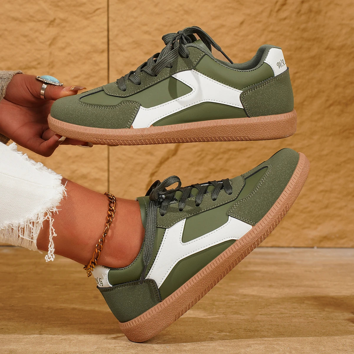 Green Low-top Sneakers With White Accent Stripes on Luulla display picture 2